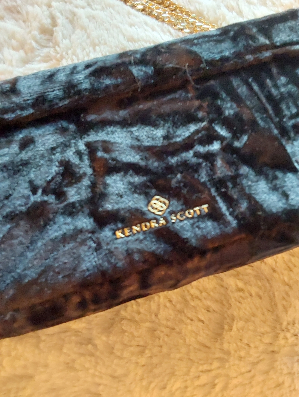 🌺 NWT Kendra Scott Black Velvet Evening Clutch with Gold Chains - Picture 3 of 7